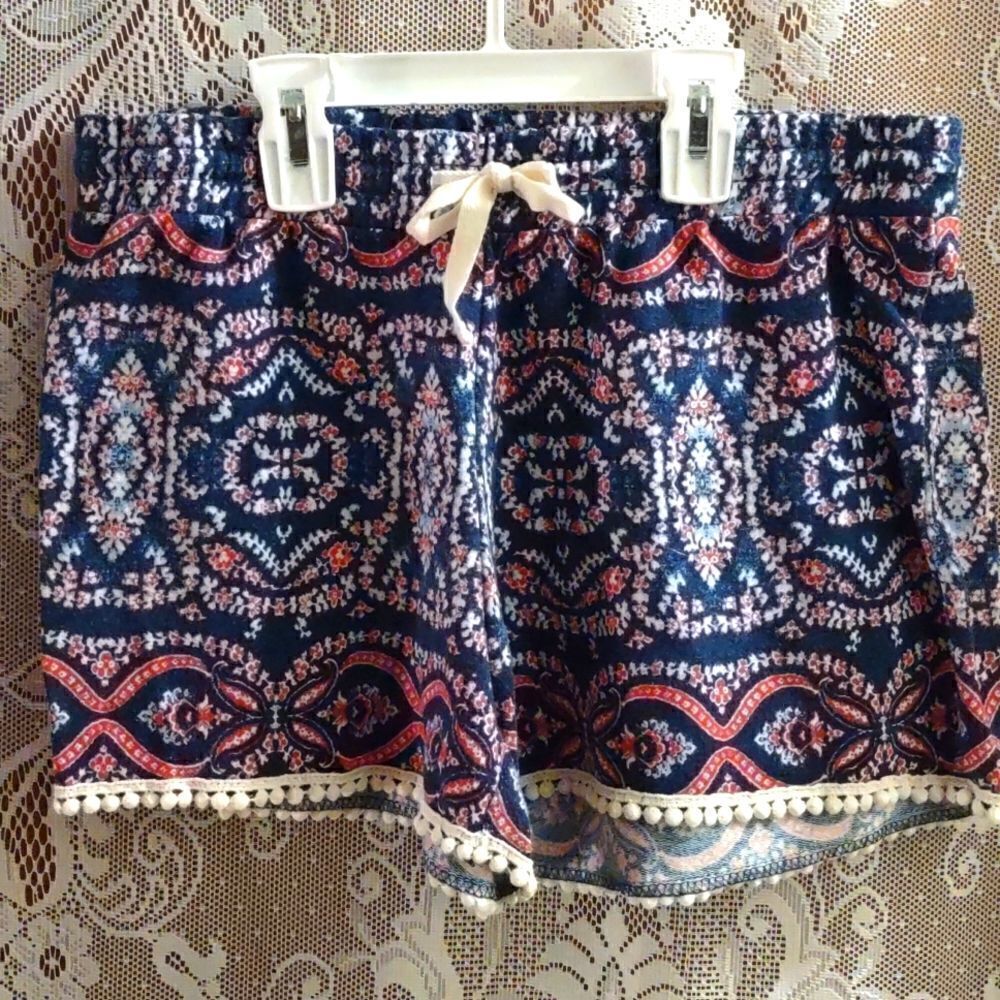 Cloud Chaser size M Blue white floral ball fringe trim shorts great condition‎